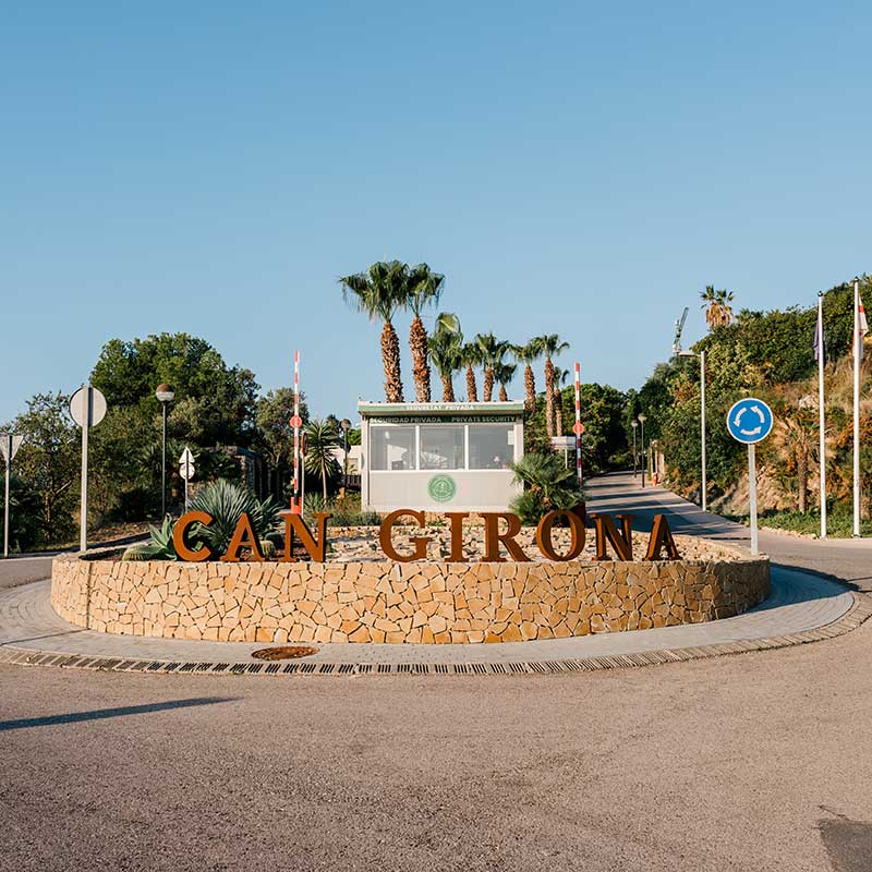 Rotonda de entrada a la urbanización Can Girona de Sitges